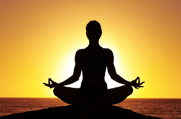 Best yoga influencer in India practicing yoga outdoors at sunrise, symbolizing mindfulness, wellness, and balance.